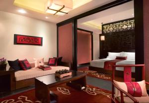 丽江丽江悦榕庄的酒店客房带两张床、书桌以及一间客房。