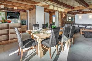 马尼戈Pralor Le Peille - OVO Network的用餐室以及带桌椅的起居室。