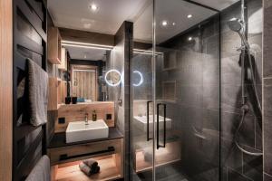 萨尔巴赫尼德斯尔公寓的一间带水槽和玻璃淋浴的浴室