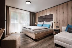 萨尔巴赫尼德斯尔公寓的一间卧室配有一张带蓝色枕头的大床