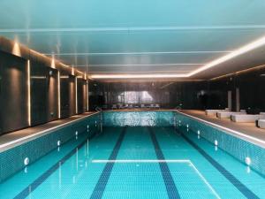 大兴北京盛捷大兴服务公寓的大楼内的大型游泳池