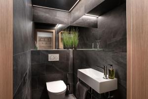 萨尔巴赫尼德斯尔公寓的浴室配有白色水槽和卫生间。