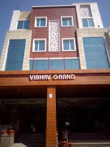 哈里瓦Vibhav Grand的带有 ⁇ 毁宏伟标志的建筑