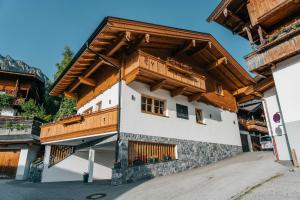 阿尔卑巴赫Chalet Waschkuchl的房屋的一侧设有木制阳台