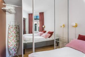 奥斯陆BJØRVIKA APARTMENTS - Solli的一间卧室配有两张床和镜子