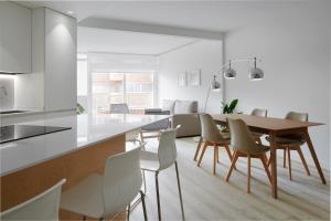 扎鲁亚斯Apartamento Isaga Lecera的厨房以及带木桌和椅子的用餐室。