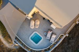 易莫洛林Villa Vinea Santorini的游泳池的顶部景色,带一双鞋