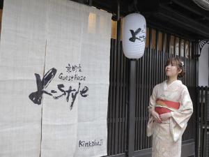 京都K-style kinkakuji的站在横幅前面的和服上的女人
