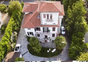 瓦雷泽BB Villa Adriana Varese的享有白色房屋的空中景致,设有红色屋顶
