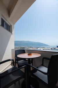 伏罗拉Hotel PortSide GF的美景阳台配有桌椅