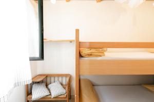 尼亚卢卡Villa Anita的小房间设有两张双层床和窗户