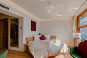 哈尔施塔特Polreich Bed&Breakfast的白色的卧室设有床和窗户