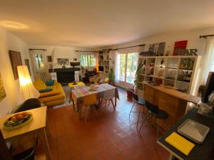 阿梅利莱班帕拉勒达Villa Riviera Chambres Privées的厨房以及带桌椅的起居室。