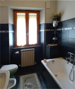 巴尔加Affittacamere La Foresta di Sopra的带浴缸、卫生间和盥洗盆的浴室