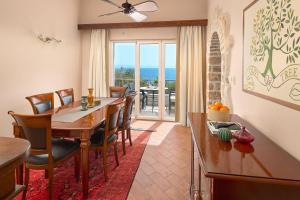 图彻皮Hotel Villa Andrea的一间带桌椅的用餐室和一个阳台