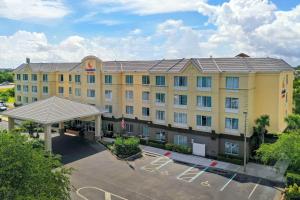 奥兰多Comfort Suites Near Universal Orlando Resort的享有酒店空中景色,设有停车场