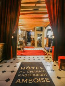 阿姆博斯魅力拉贝莱斯恩Spa酒店的酒店入口处设有红色窗帘和红色地毯