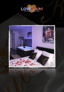 马赛Love room l'escale Castellane的卧室的照片,卧室配有一张带枕头的床