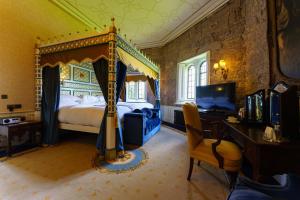 Thornbury Castle - A Relais & Chateaux Hotel客房内的一张或多张床位