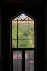 GarniGarni HinYard的享有绿色田野景致的窗户