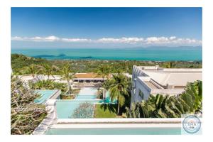 班邦宝Panorama Samui Residences的享有度假胜地的空中景致,设有游泳池和海洋