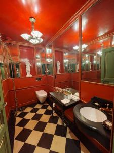 巴黎都维克斯马亥斯酒店的红色的浴室设有水槽和卫生间