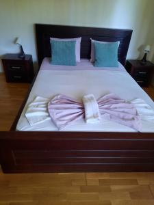 普拉韦茨K's Place Apartment Pravets Golf Resort的一张大床,上面有粉红色的床单和枕头