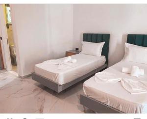 德尔米Domi Beach Valley的双床间设有2张单人床。