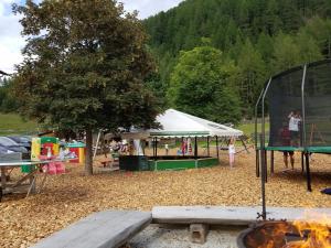 尼德泰Alpin Appart Reiterhof的一个带帐篷的公园和一个种有树的游乐场