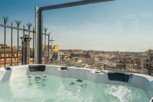 罗马Hotel 77 Seventy-Seven - Maison D'Art Collection的享有城市美景的热水浴池