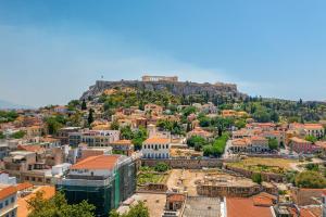 雅典Hellenic Vibes Smart Hotel的山丘背景城市的概览