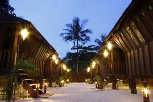 长滩岛Casitas de Boracay的一座建筑的庭院,晚上有灯