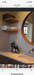 MerksplasB&B Biesvenhof的浴室的柜台配有镜子和水槽