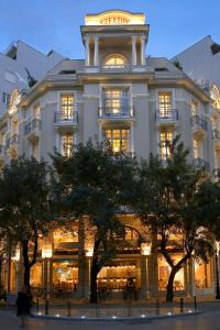 塞萨洛尼基The Excelsior Small Luxury Hotels of the World的前面有树木的白色大建筑