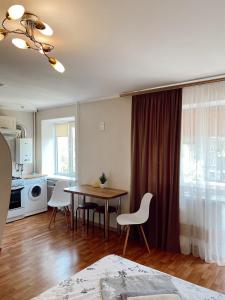扎波罗热Apartment Sobornyi Prospect 95的厨房以及带桌椅的用餐室。