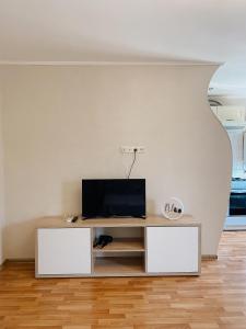 扎波罗热Apartment Sobornyi Prospect 95的客厅配有桌子上的电视