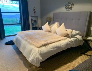 莫尔斯Mas La Bellevue的卧室内的一张带白色床单和枕头的大床