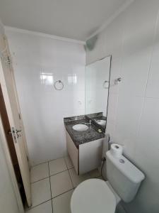 卡达斯诺瓦斯Lacqua diRoma 1 - Apartamentos JN的白色的浴室设有卫生间和水槽。