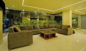 布巴内什瓦尔Treebo Trend Golden Nest的带沙发和咖啡桌的客厅