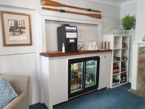 波尔佩罗The Claremont Hotel-Adult Only的柜台上装有冷饮器的商店