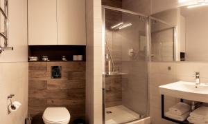 卡缅涅茨-波多利斯基RATUSHA craft rooms的带淋浴、卫生间和盥洗盆的浴室