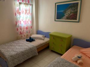 萨尔蒂Magdalena & Bambino apartments的一间卧室配有两张单人床和一个梳妆台