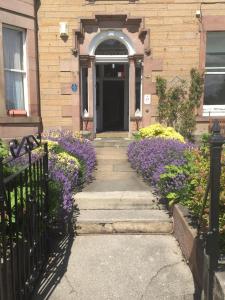 爱丁堡Dorstan House的门前有紫色花的房屋