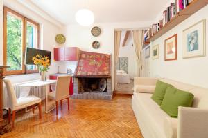 乌尔比诺Casa Disma Urbino的带沙发和壁炉的客厅