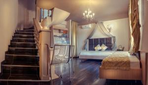 萨索斯爱贝凯提娜斯卡斯特乐提1号公寓的一间卧室设有楼梯,可通往一张床和一张床。