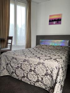 伊西莱穆利诺航空酒店的一间卧室配有一张带床罩的床和窗户