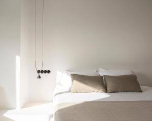 阿克罗蒂里Santonero - The Philoxenia Project的白色卧室配有白色墙壁的床