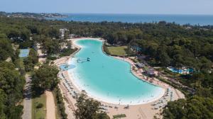 埃斯特角城Solanas Crystal View Spa & Resort的享有海滩的空中景致。
