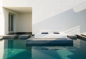 阿克罗蒂里Santonero - The Philoxenia Project的一间卧室配有一张床和一个水池