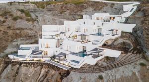 阿克罗蒂里Santonero - The Philoxenia Project的悬崖上白色房子的空中景色